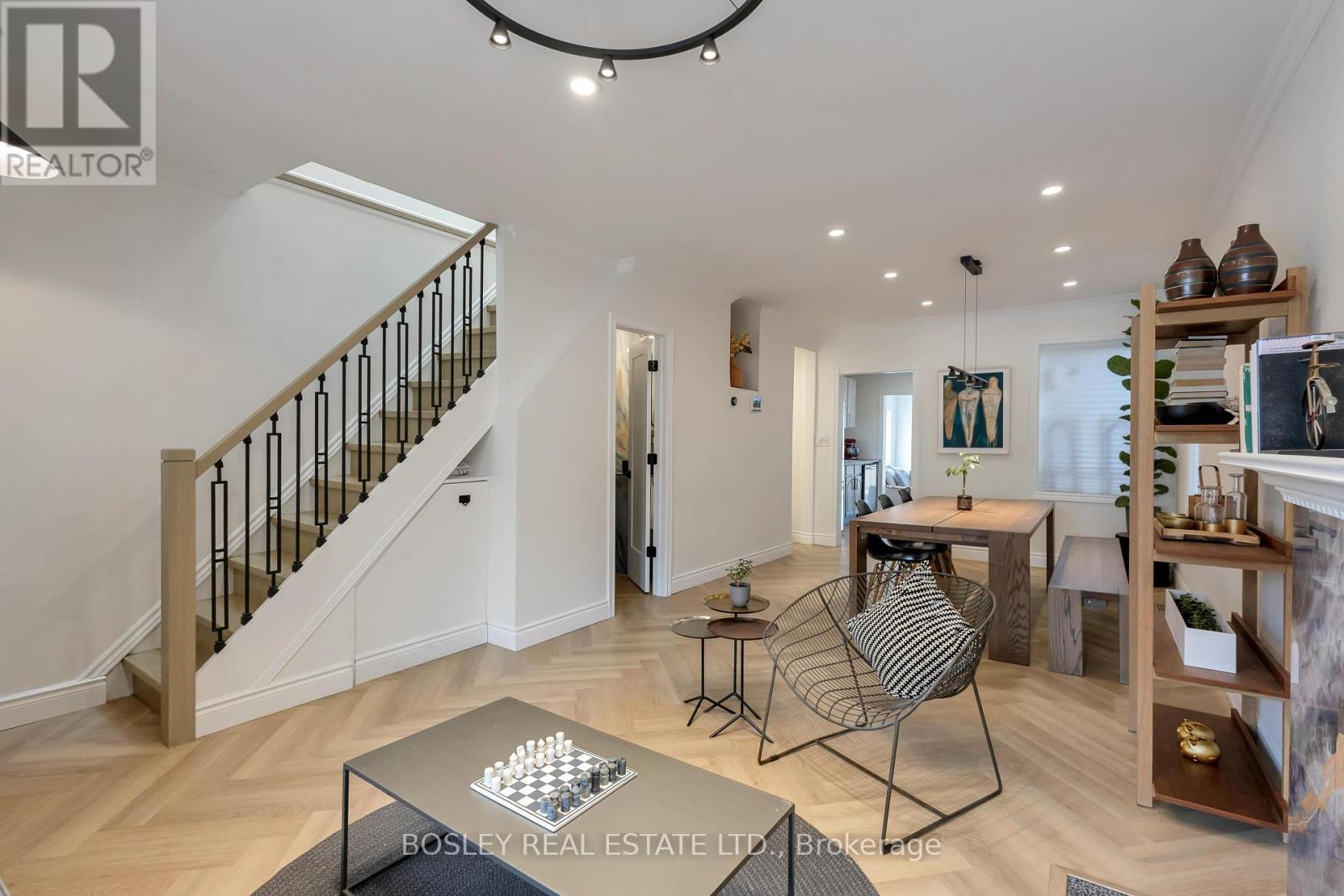 25 Warren Crescent, Toronto (Lambton Baby Point), Ontario  M6S 4S1 - Photo 9 - W12103876