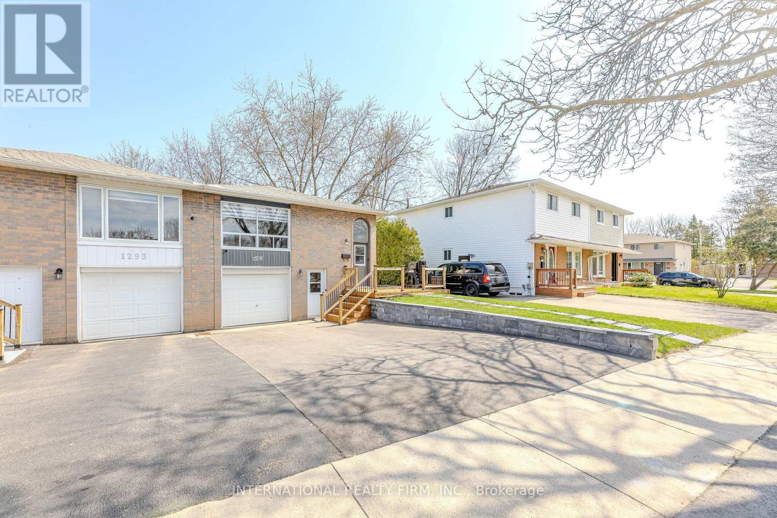 1291 Consort Crescent, Burlington, Ontario  L7M 1J8 - Photo 2 - W12103882
