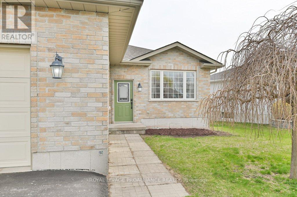 Property at 17 STONEGATE CRESCENT image 3