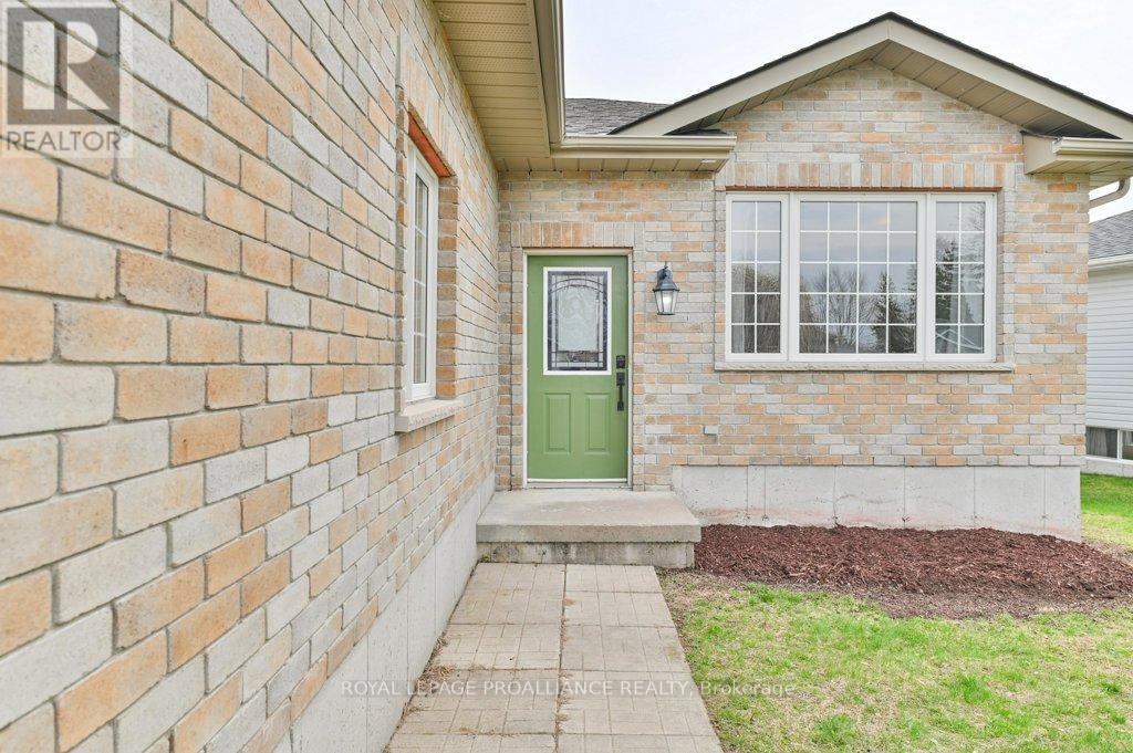 Property at 17 STONEGATE CRESCENT image 4