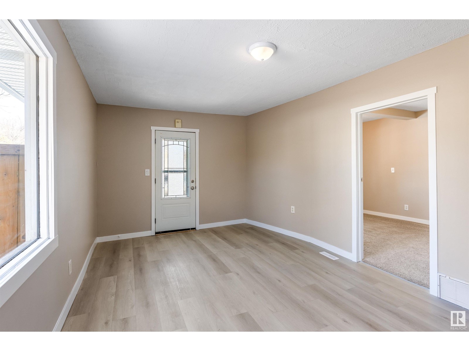 Property at 11948 61 ST NW image 3