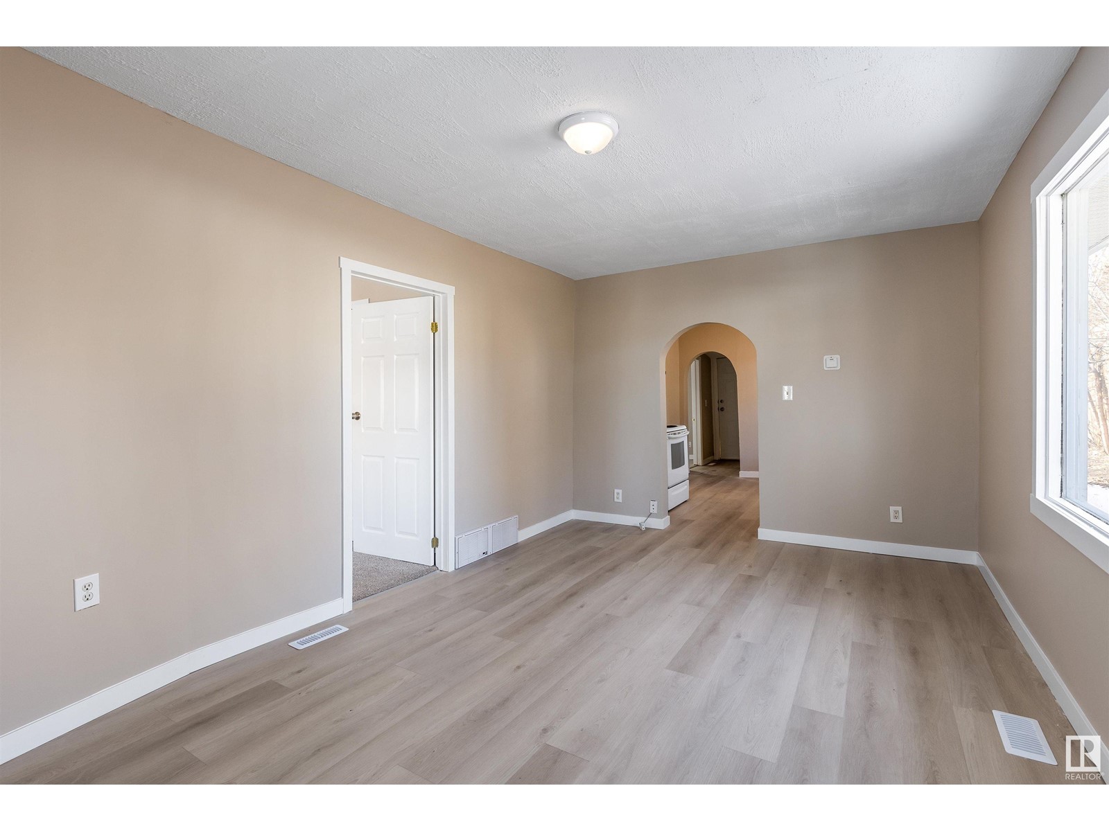 Property at 11948 61 ST NW image 5
