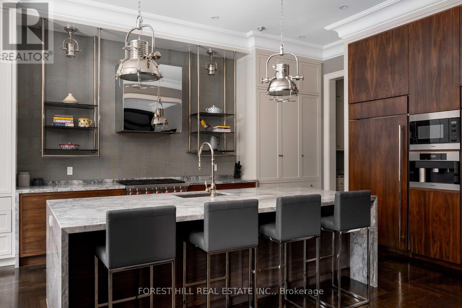 19 VESTA DRIVE Toronto (Forest Hill South), ON M5P 2Z4