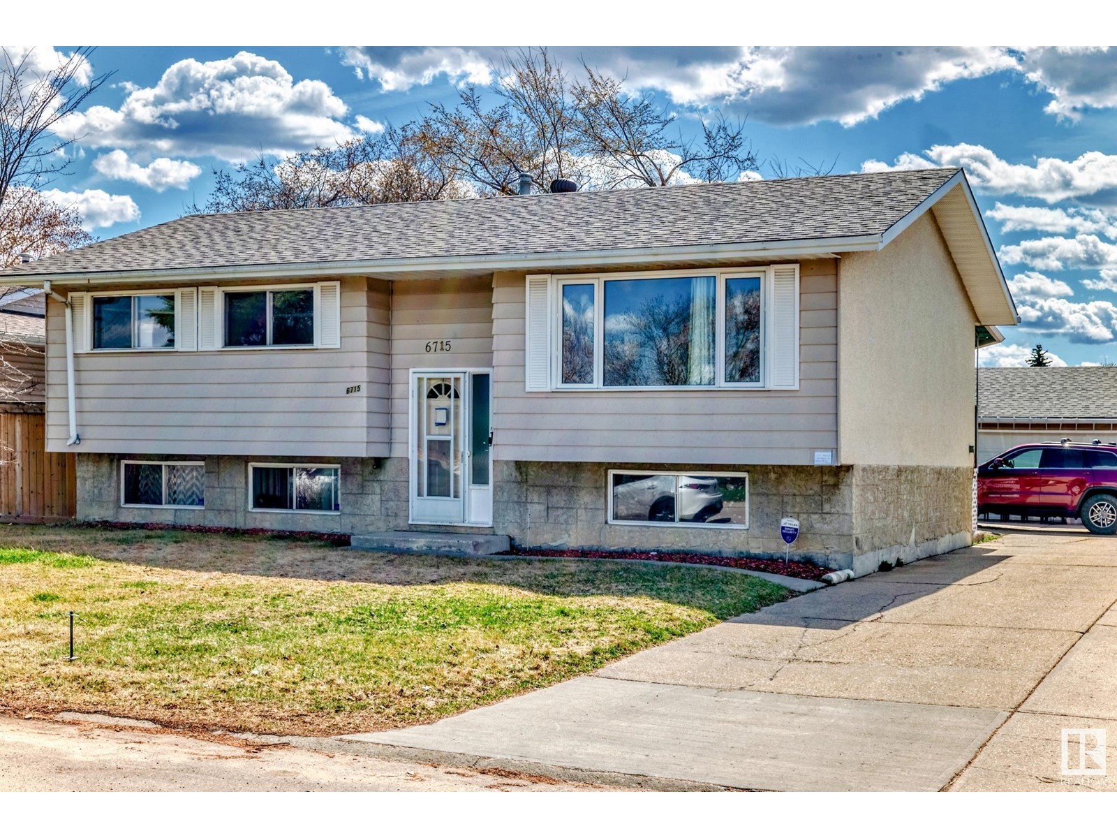 Property at 6715 32 AV NW image 1