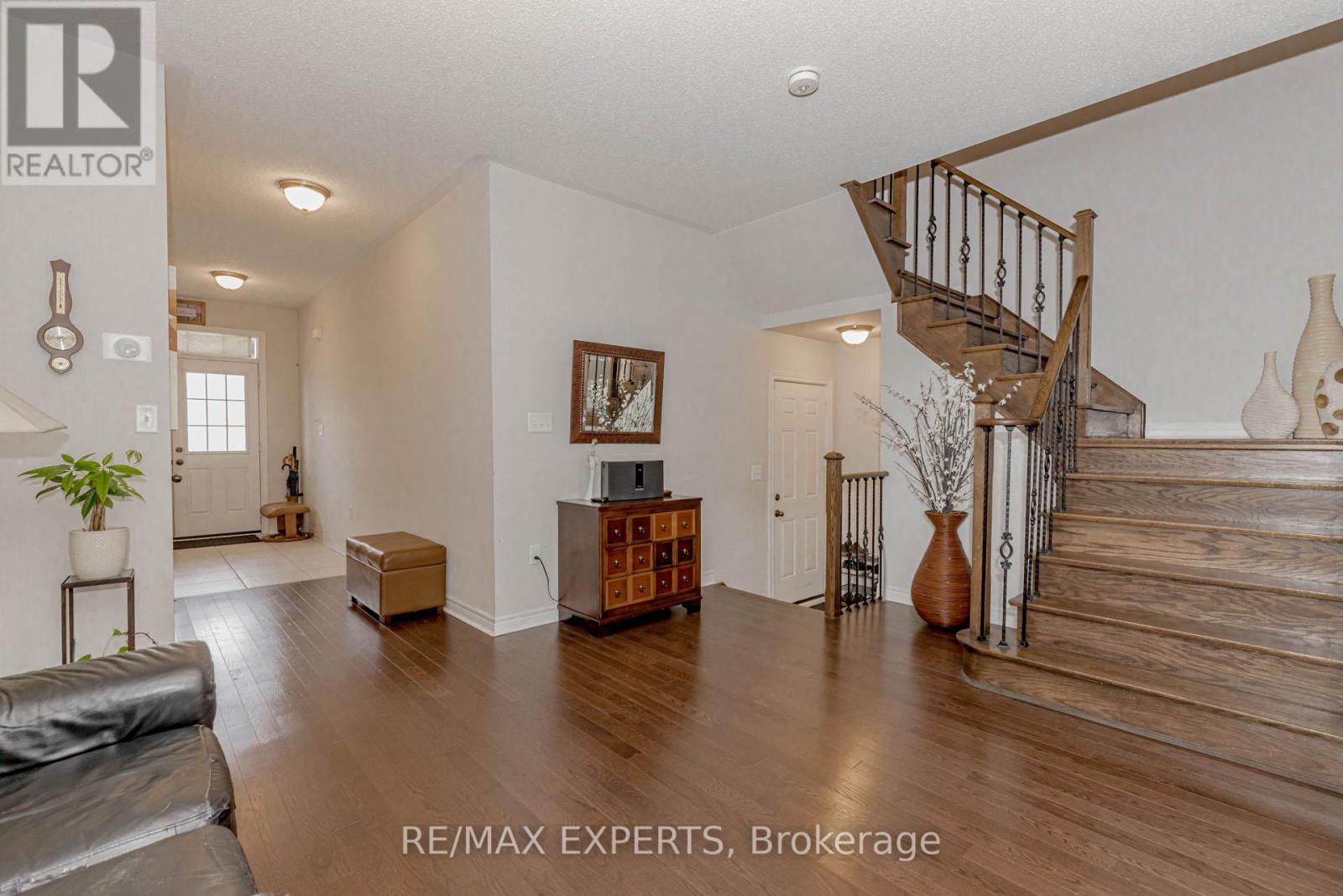 32 Ivor Crescent, Brampton, Ontario  L7A 4L6 - Photo 8 - W12104061