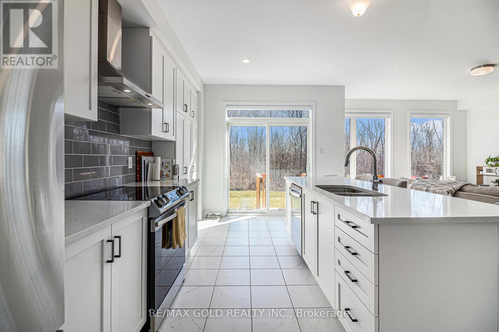 647 Persimmon Way, Ottawa, Ontario  K1W 0T3 - Photo 12 - X12104143
