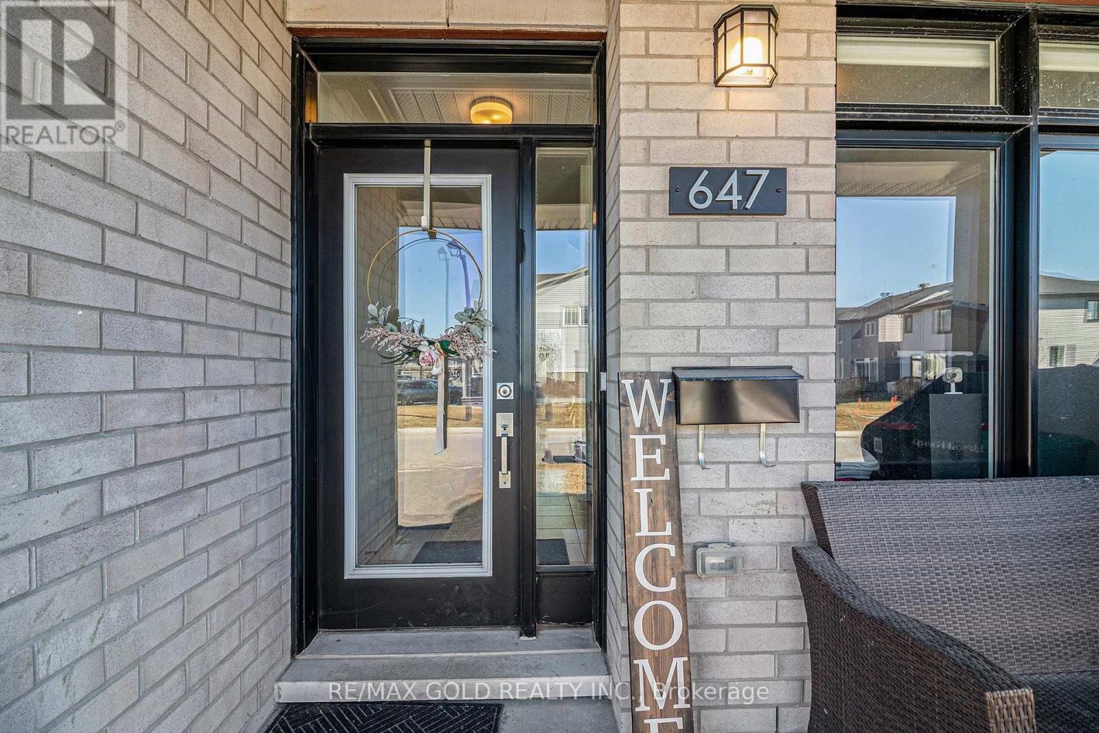 647 Persimmon Way, Ottawa, Ontario  K1W 0T3 - Photo 3 - X12104143