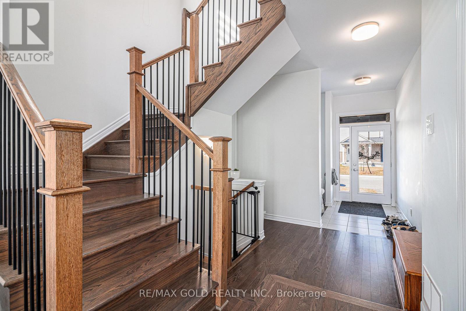 647 Persimmon Way, Ottawa, Ontario  K1W 0T3 - Photo 4 - X12104143