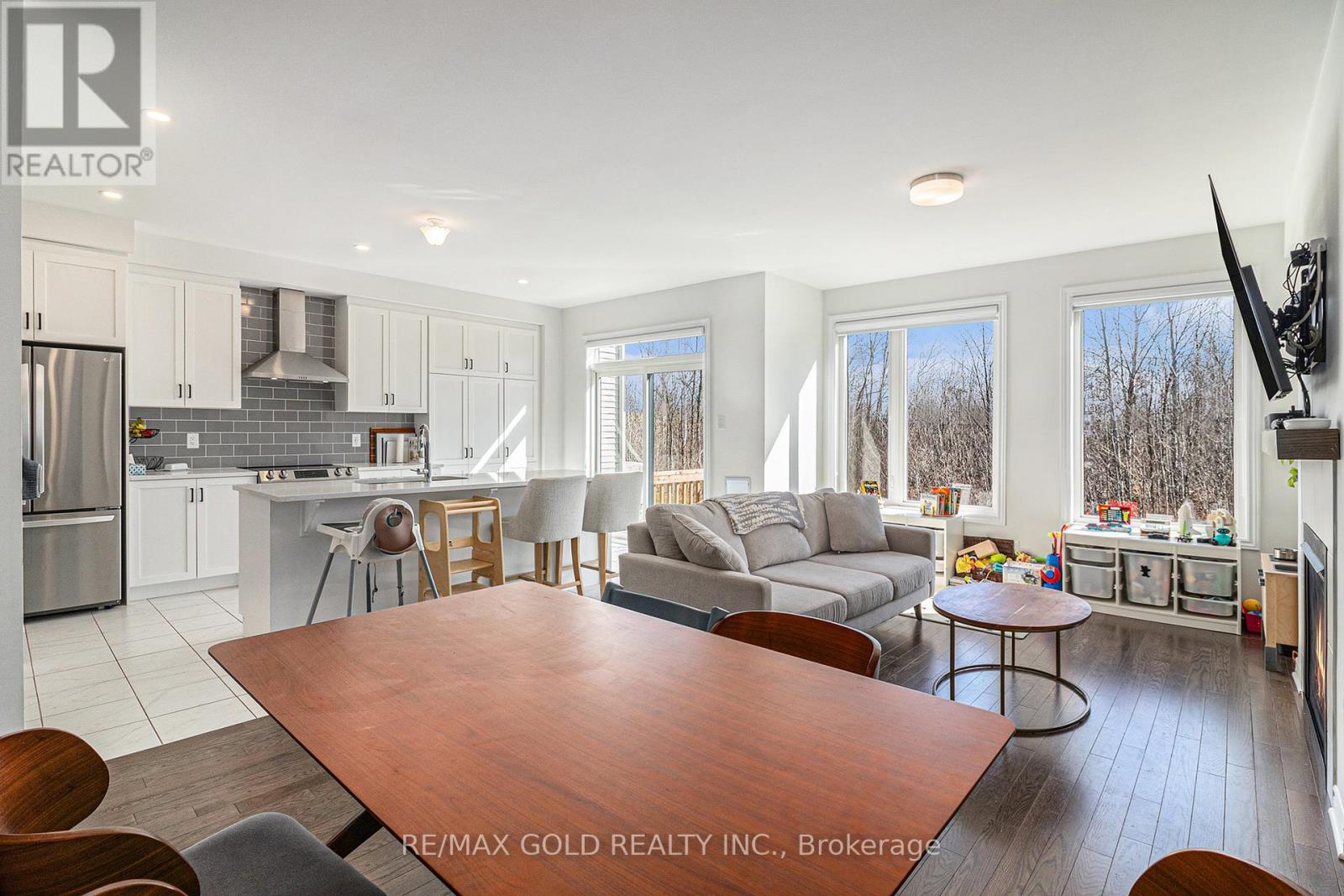 647 Persimmon Way, Ottawa, Ontario  K1W 0T3 - Photo 8 - X12104143