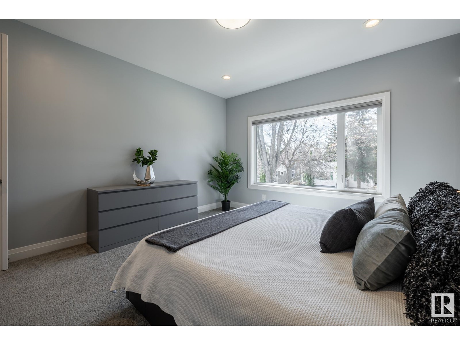 Property at 10936 71 AV NW image 3
