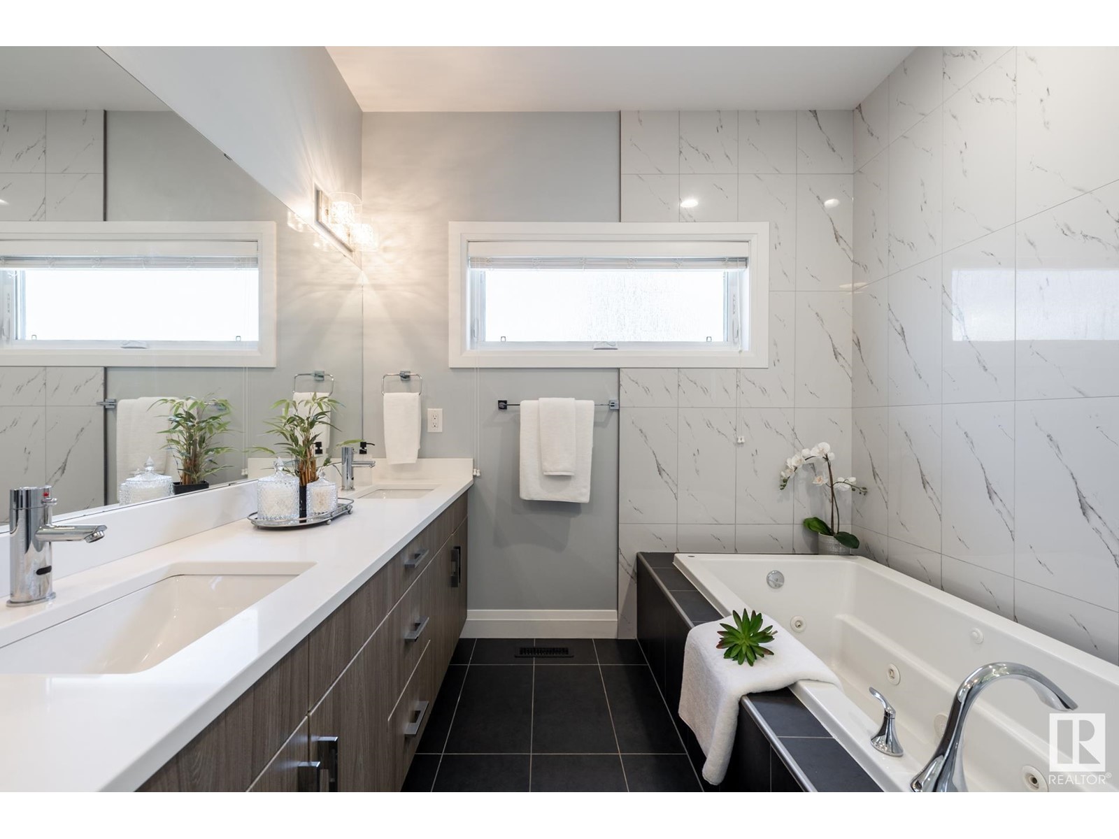 Property at 10936 71 AV NW image 5