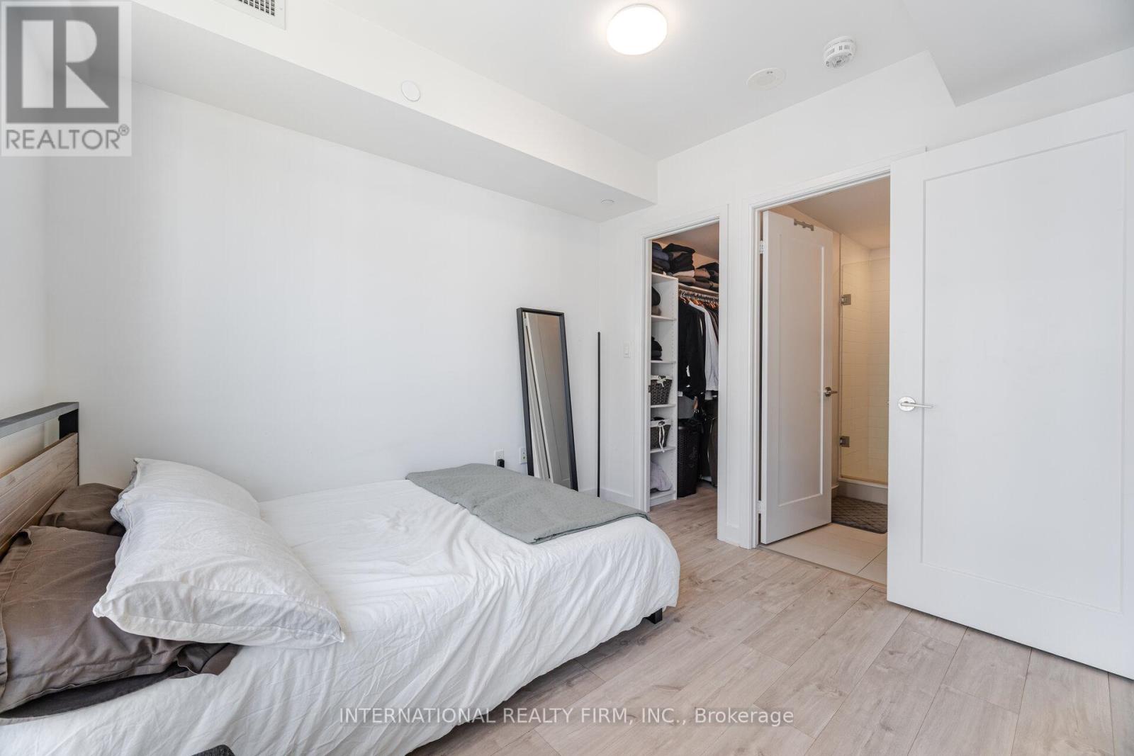 1012 - 27 Bathurst Street, Toronto, Ontario  M5V 2P1 - Photo 18 - C12104385