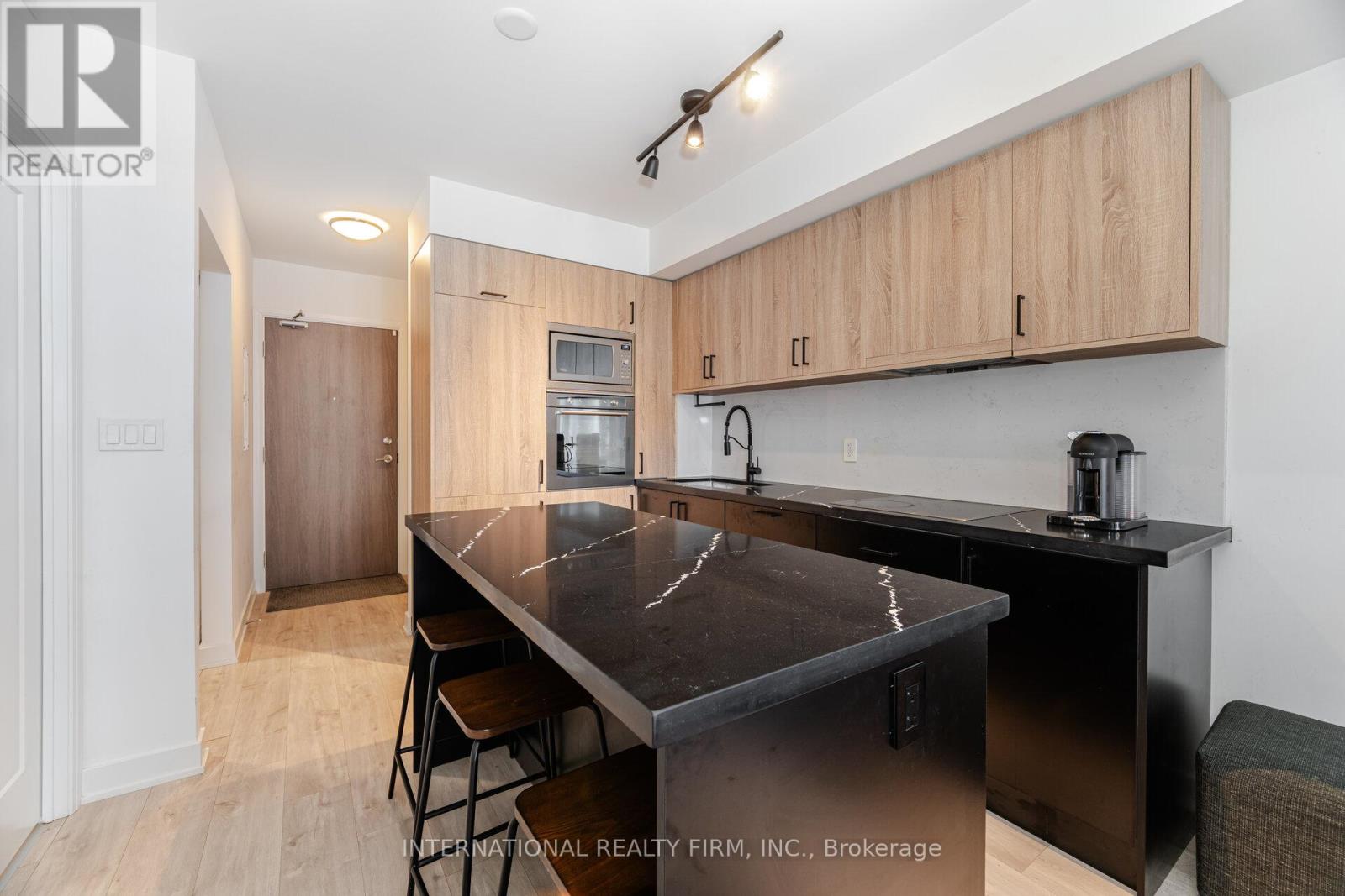 1012 - 27 Bathurst Street, Toronto, Ontario  M5V 2P1 - Photo 6 - C12104385