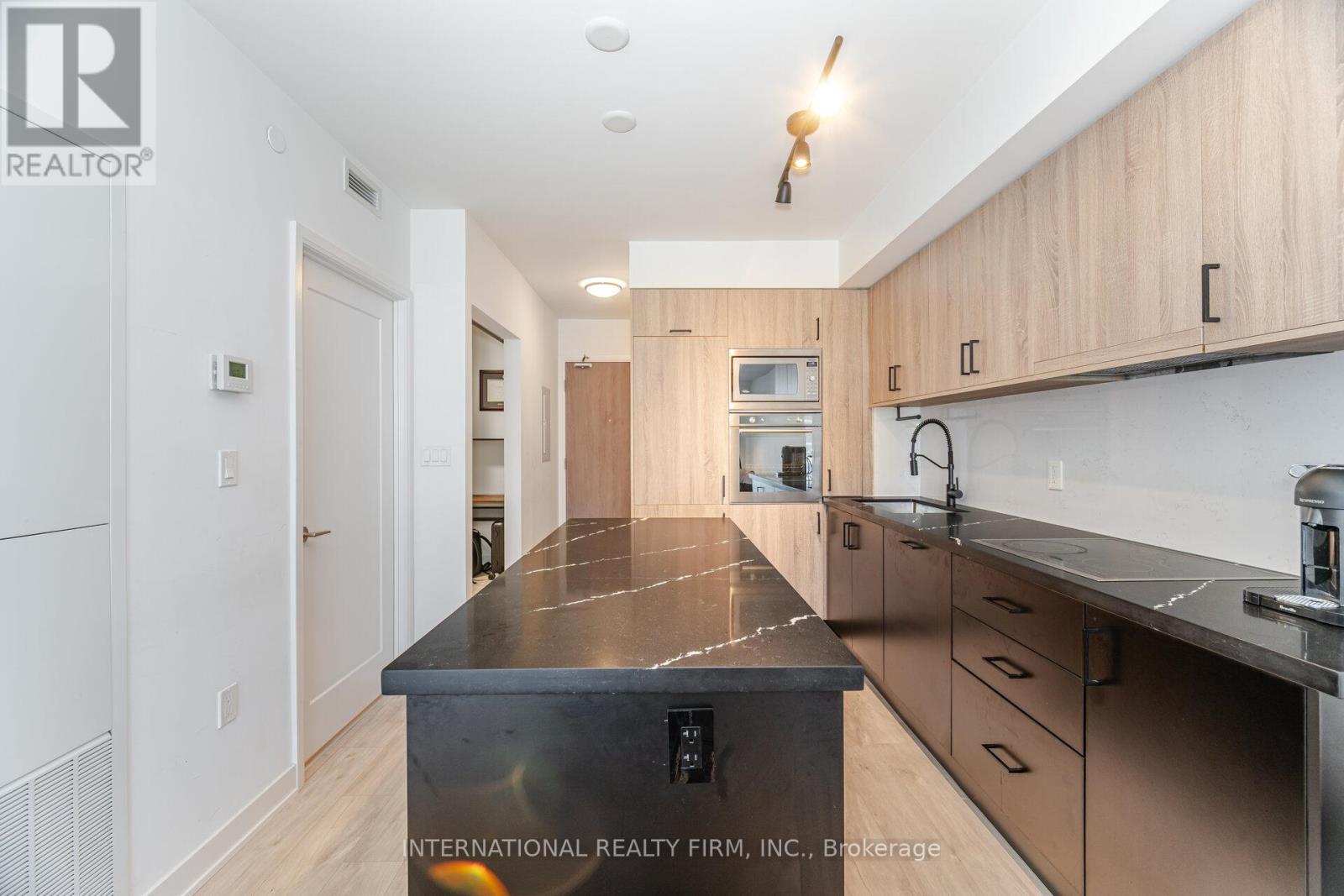 1012 - 27 Bathurst Street, Toronto, Ontario  M5V 2P1 - Photo 7 - C12104385