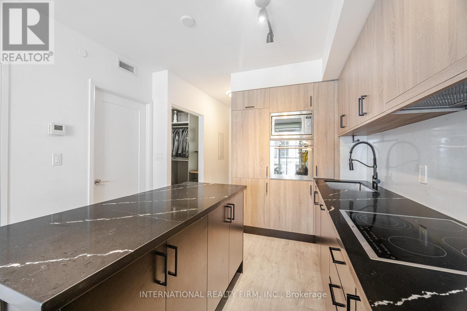 1012 - 27 Bathurst Street, Toronto, Ontario  M5V 2P1 - Photo 8 - C12104385