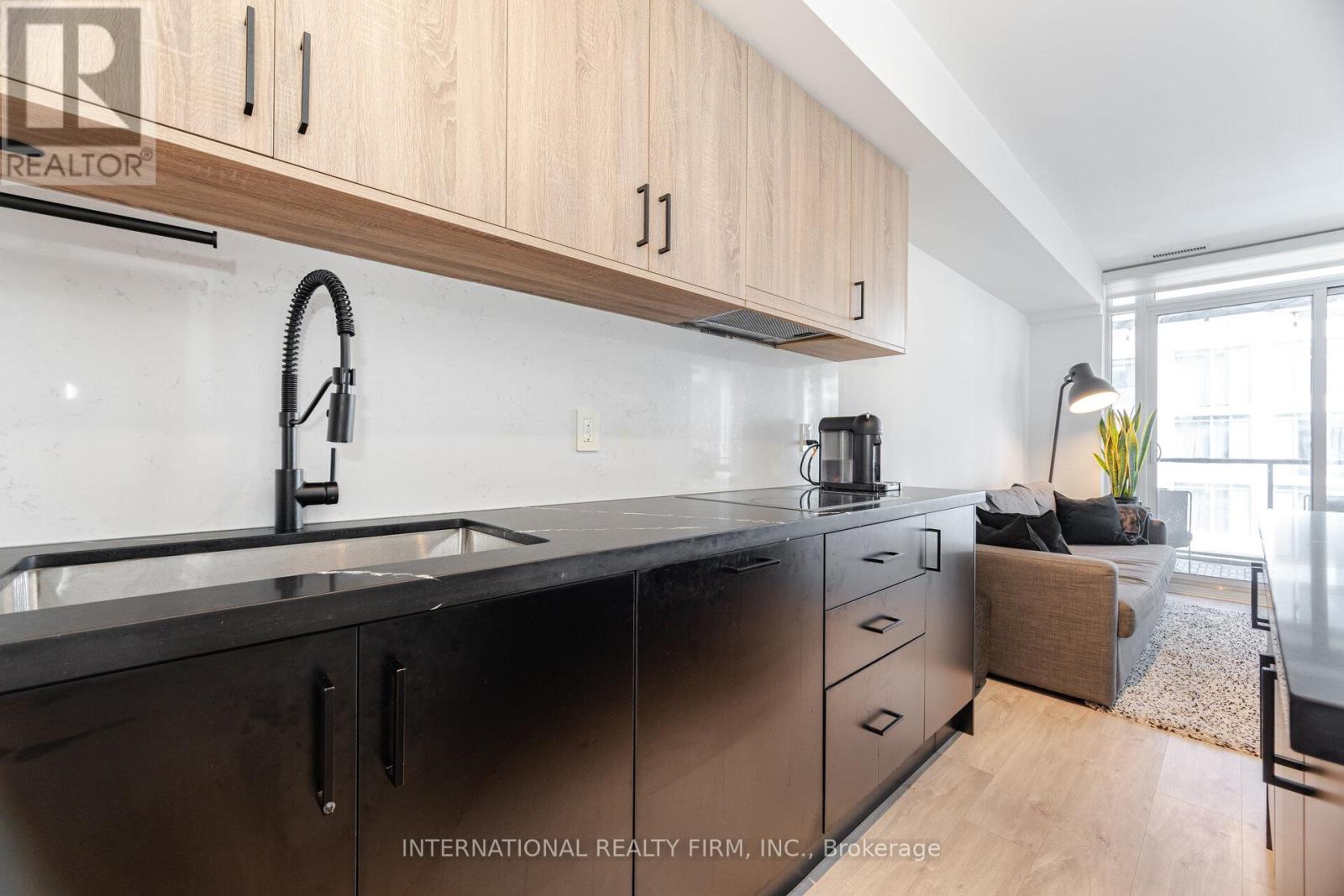 1012 - 27 Bathurst Street, Toronto, Ontario  M5V 2P1 - Photo 9 - C12104385