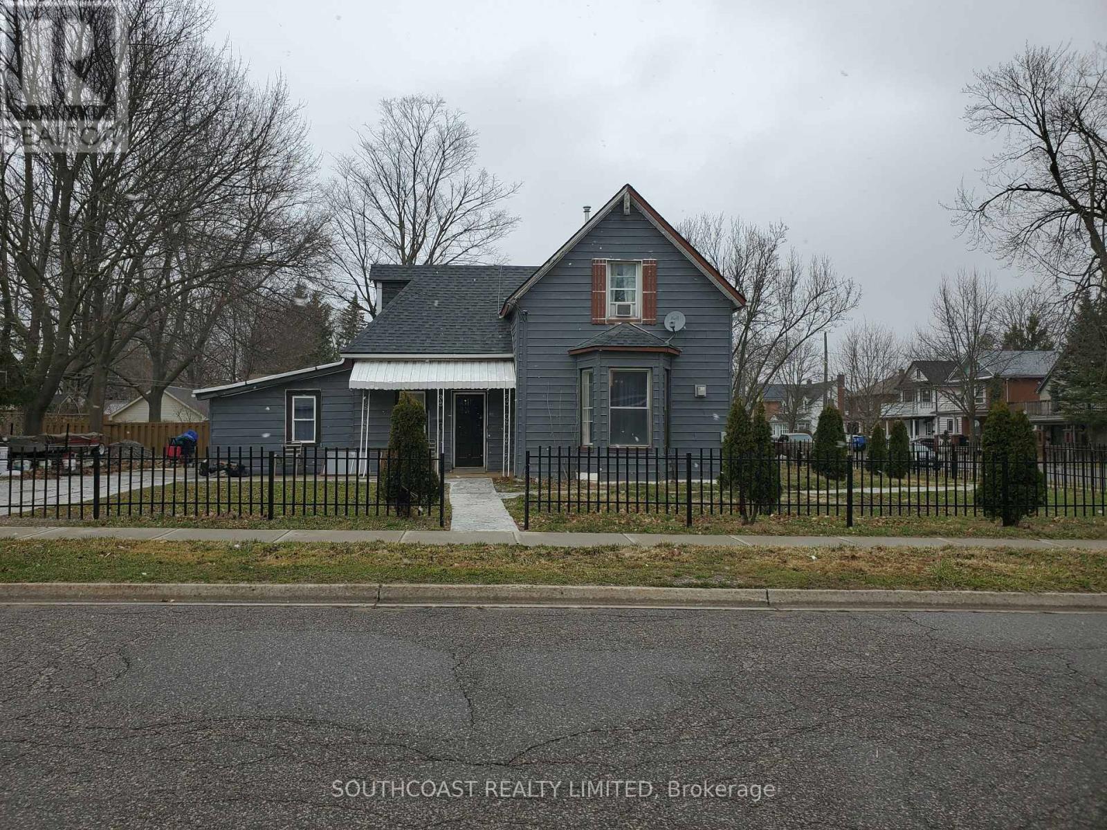 Property at 218 TALBOT STREET S image 2