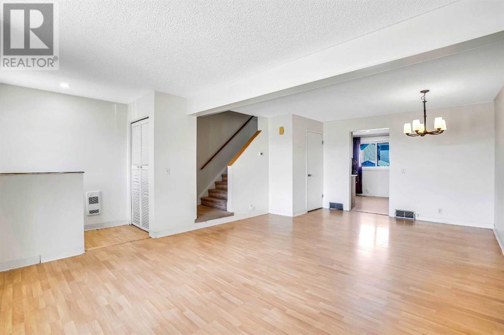 112 Castleridge Drive Ne, Calgary, Alberta  T3J 1Y8 - Photo 4 - A2213710