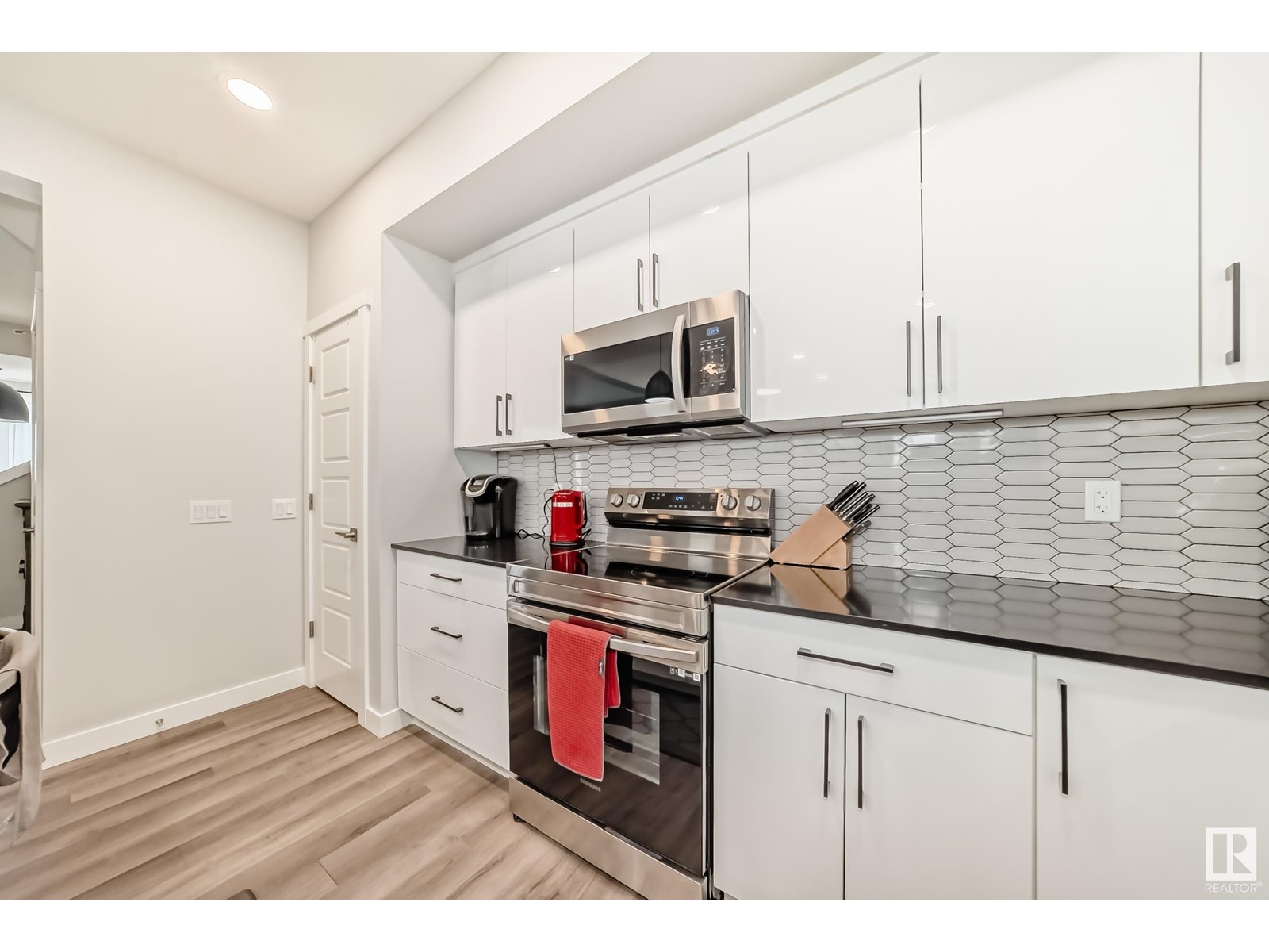 Property at 89 GREENFIELD LI image 3