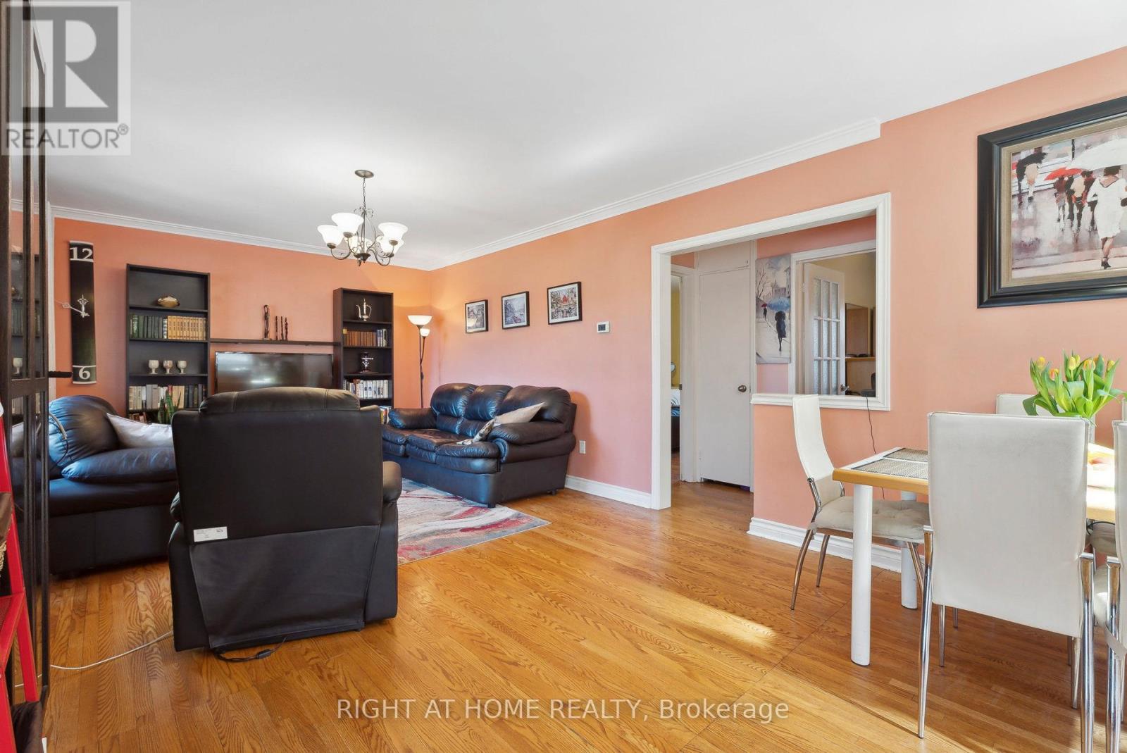 285 Lennox Avenue, Richmond Hill, Ontario  L4C 2A4 - Photo 5 - N12104461