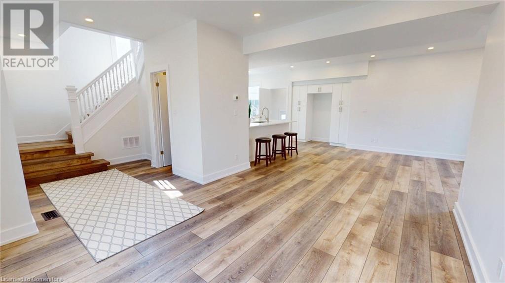 Property at 204 QUEENSTON Street image 3