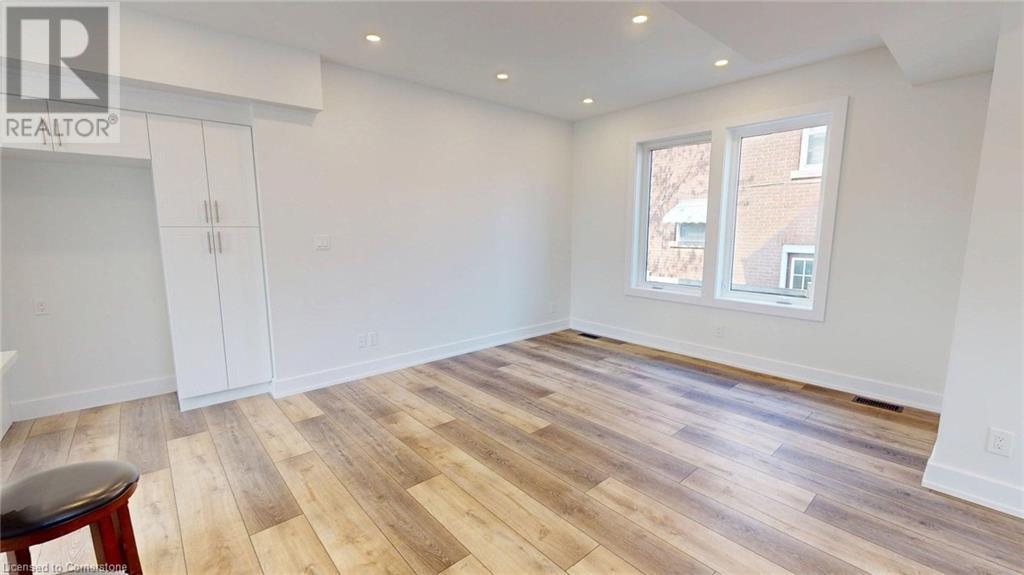 Property at 204 QUEENSTON Street image 5