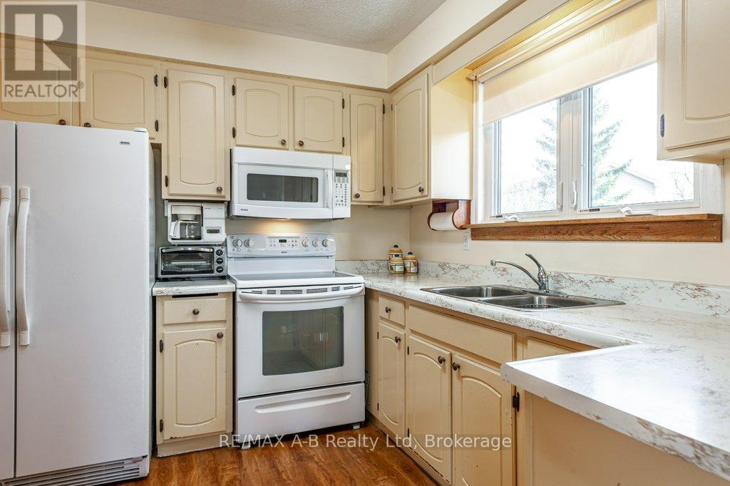 360 Maple Avenue, Stratford, Ontario  N5A 1V9 - Photo 10 - X12104620