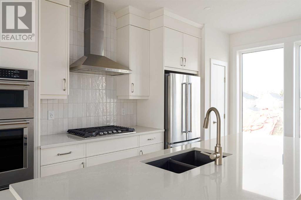 Property at 46 Sovereign Heights SW image 3