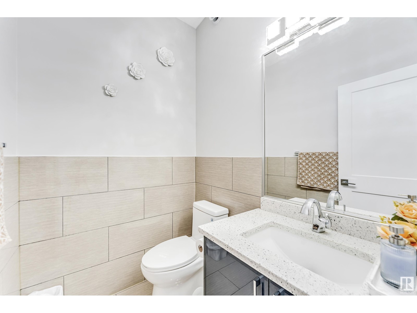 Property at 4417 39 ST image 2