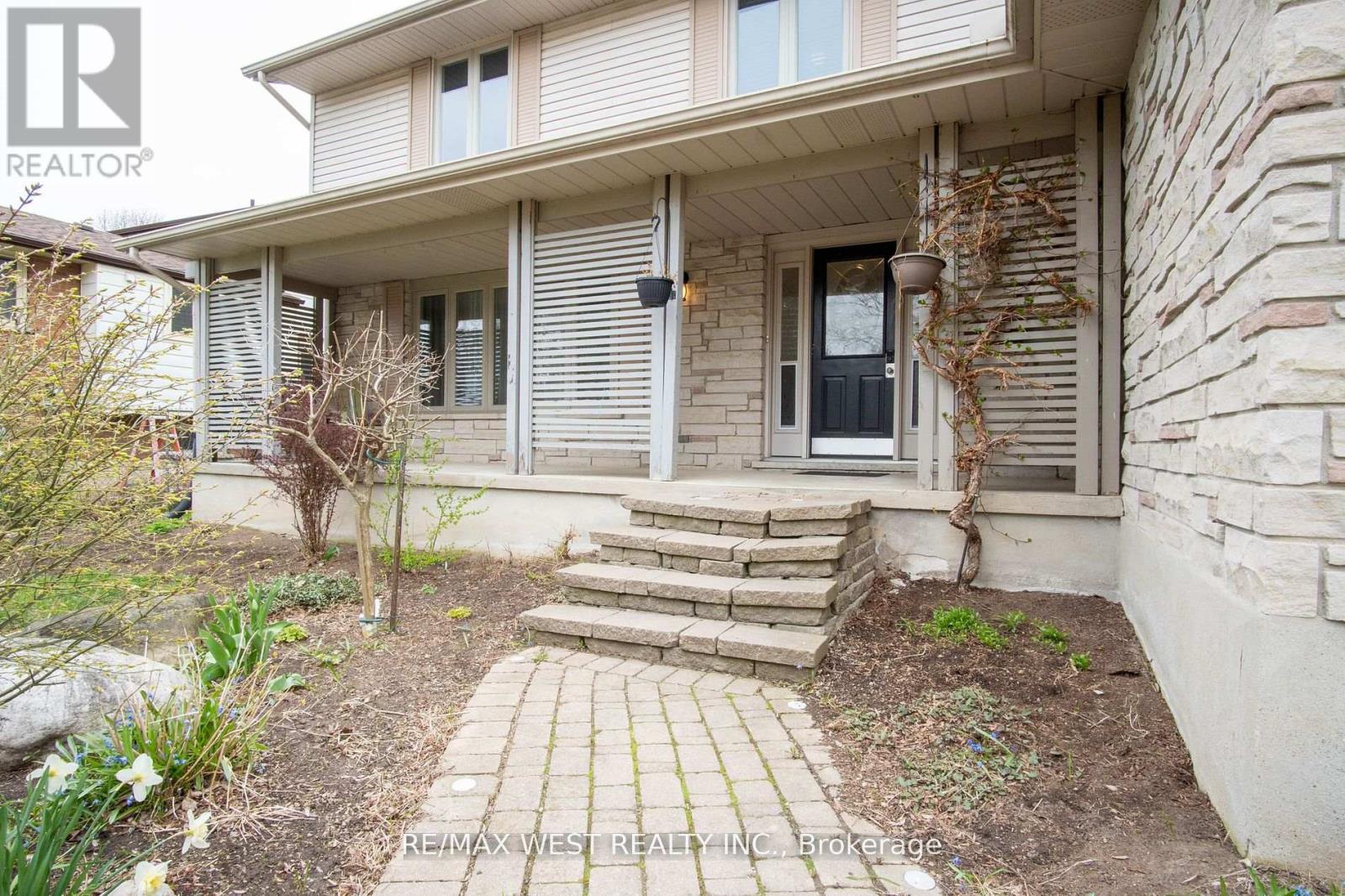 Property at 350 THORNCREST DRIVE W image 5