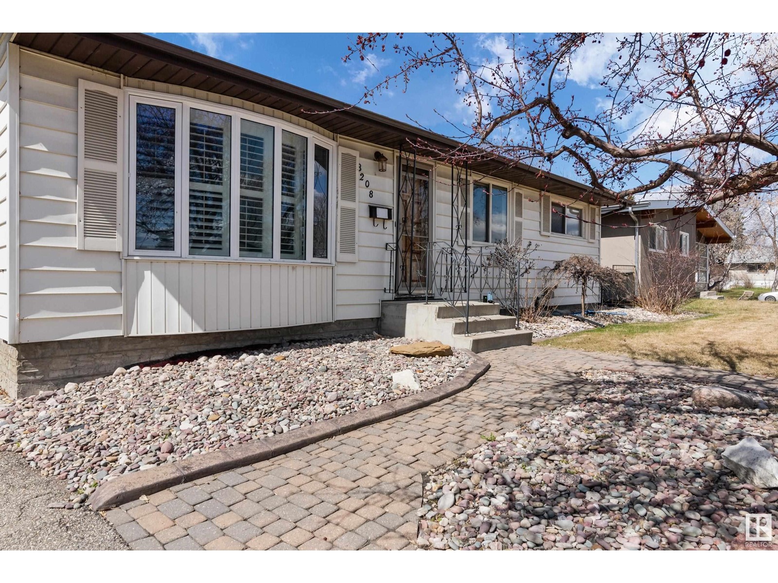 Property at 8208 162 ST NW NW image 3