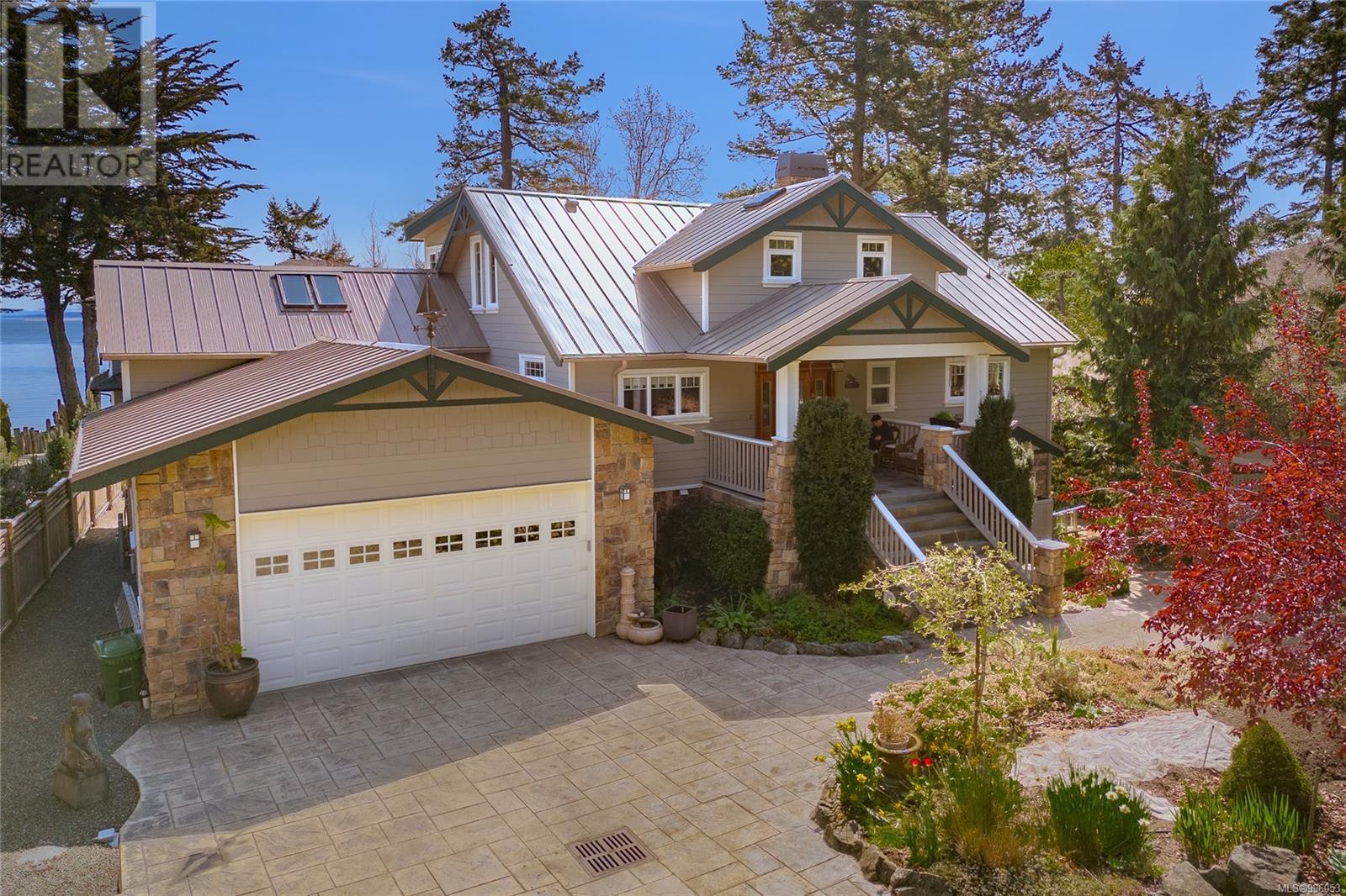 2545 Beaufort Rd, Sidney, British Columbia  V8L 2K2 - Photo 2 - 996053
