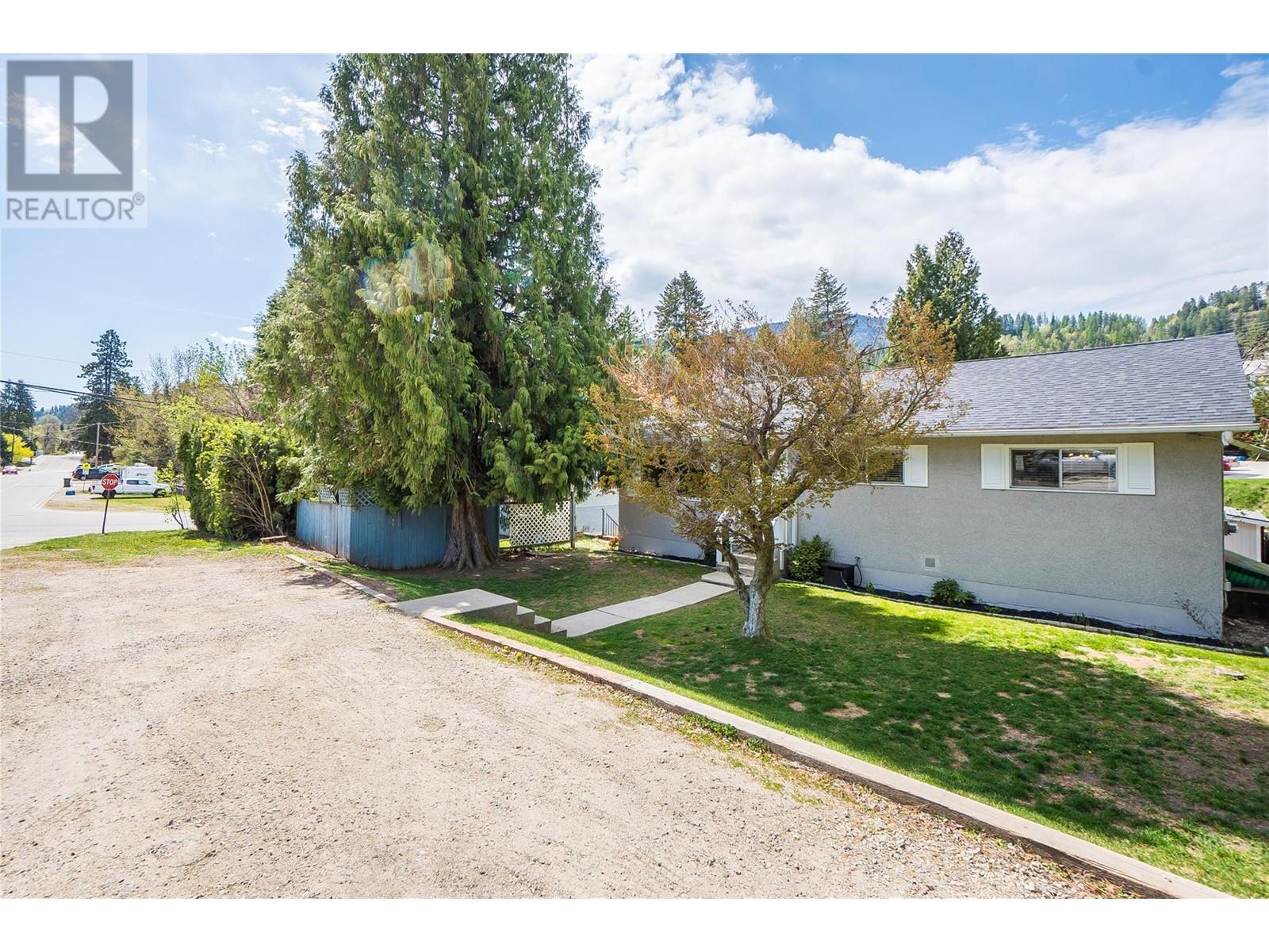 568 9th Avenue, Castlegar, British Columbia  V1N 1M3 - Photo 3 - 10344873