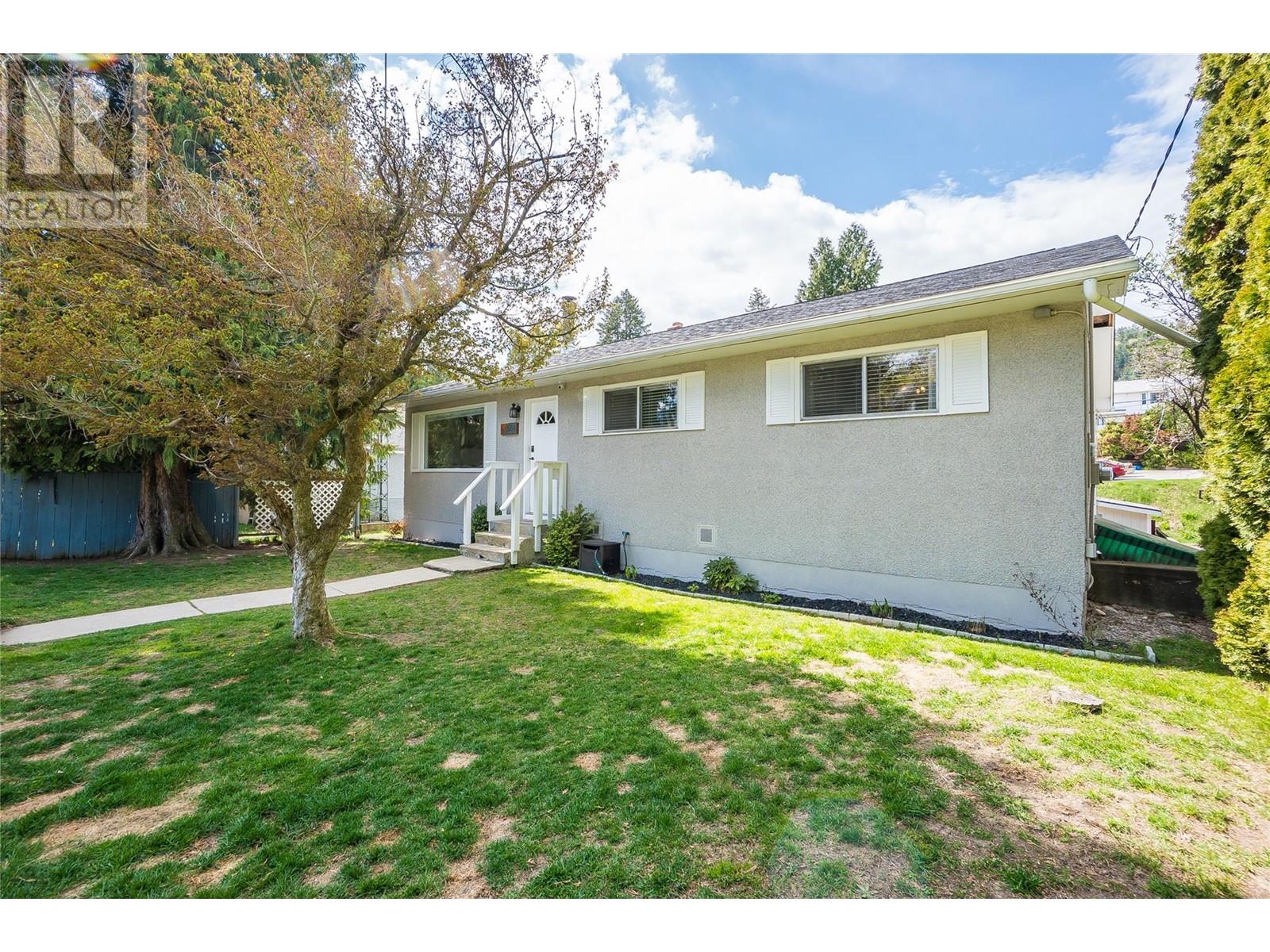 568 9th Avenue, Castlegar, British Columbia
