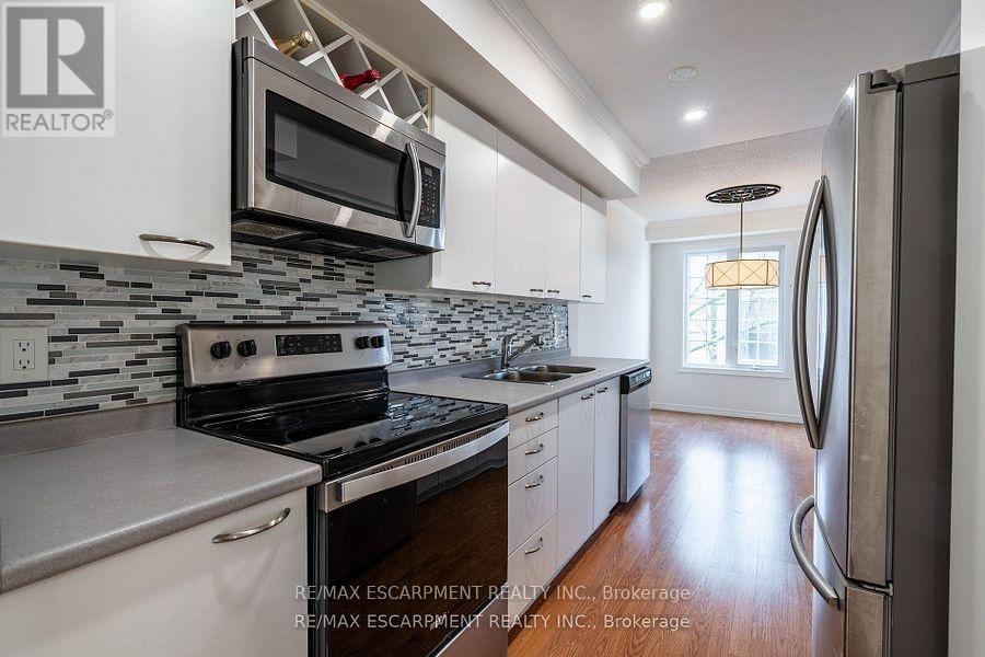 246 - 2075 Walkers Line, Burlington, Ontario  L7M 4G7 - Photo 4 - W12104887