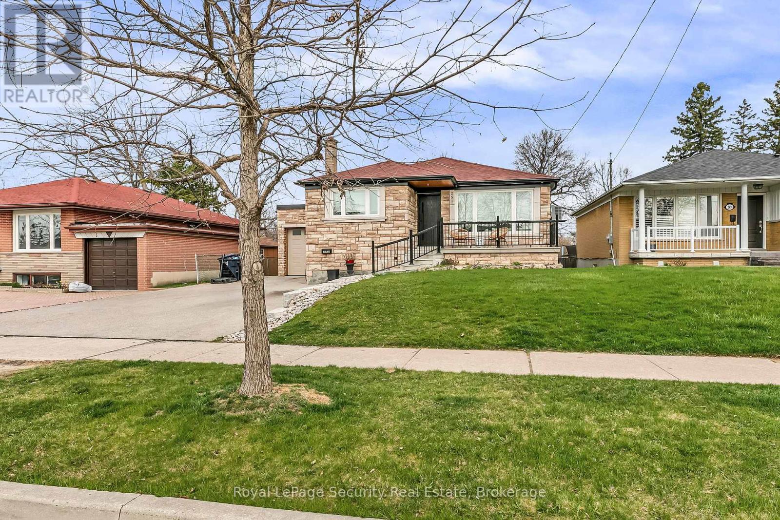 251 Thistle Down Boulevard, Toronto, Ontario  M9V 1K6 - Photo 3 - W12104892