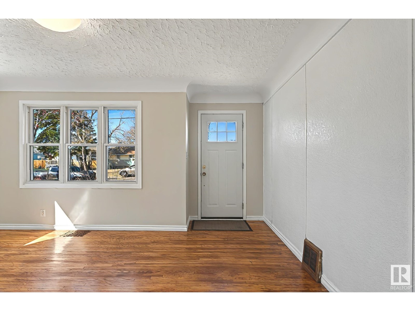 Property at 10461 159 ST NW image 3