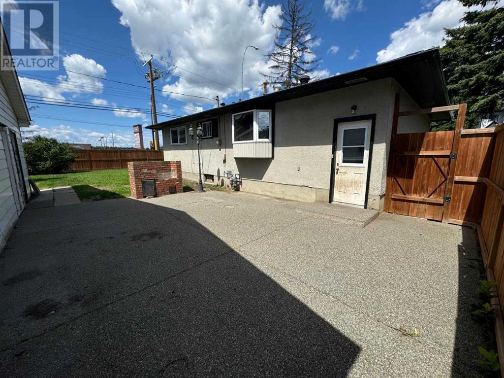 Property at 211 99 Avenue SE image 4
