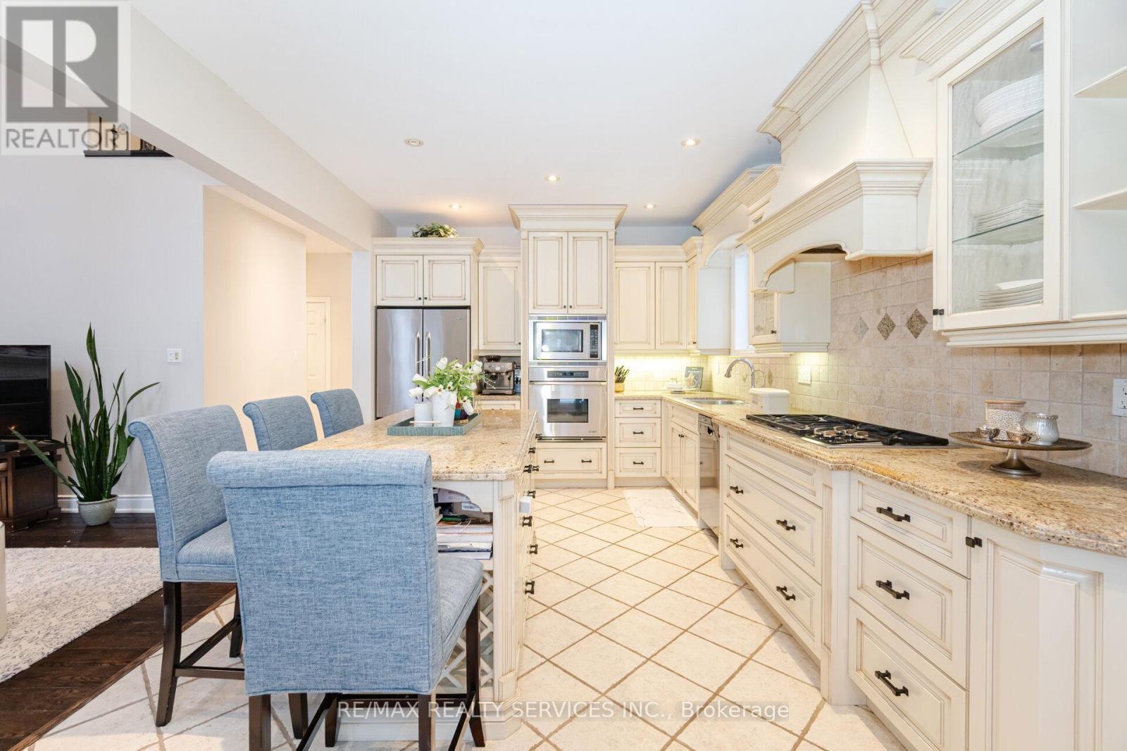 2 Putney Road, Caledon, Ontario  L7C 1R4 - Photo 9 - W12105013