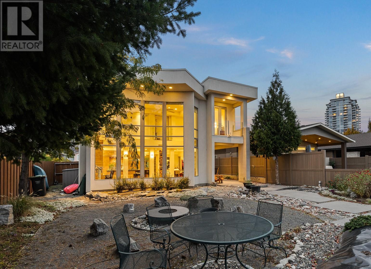 Property at 976 Manhattan Drive image 2