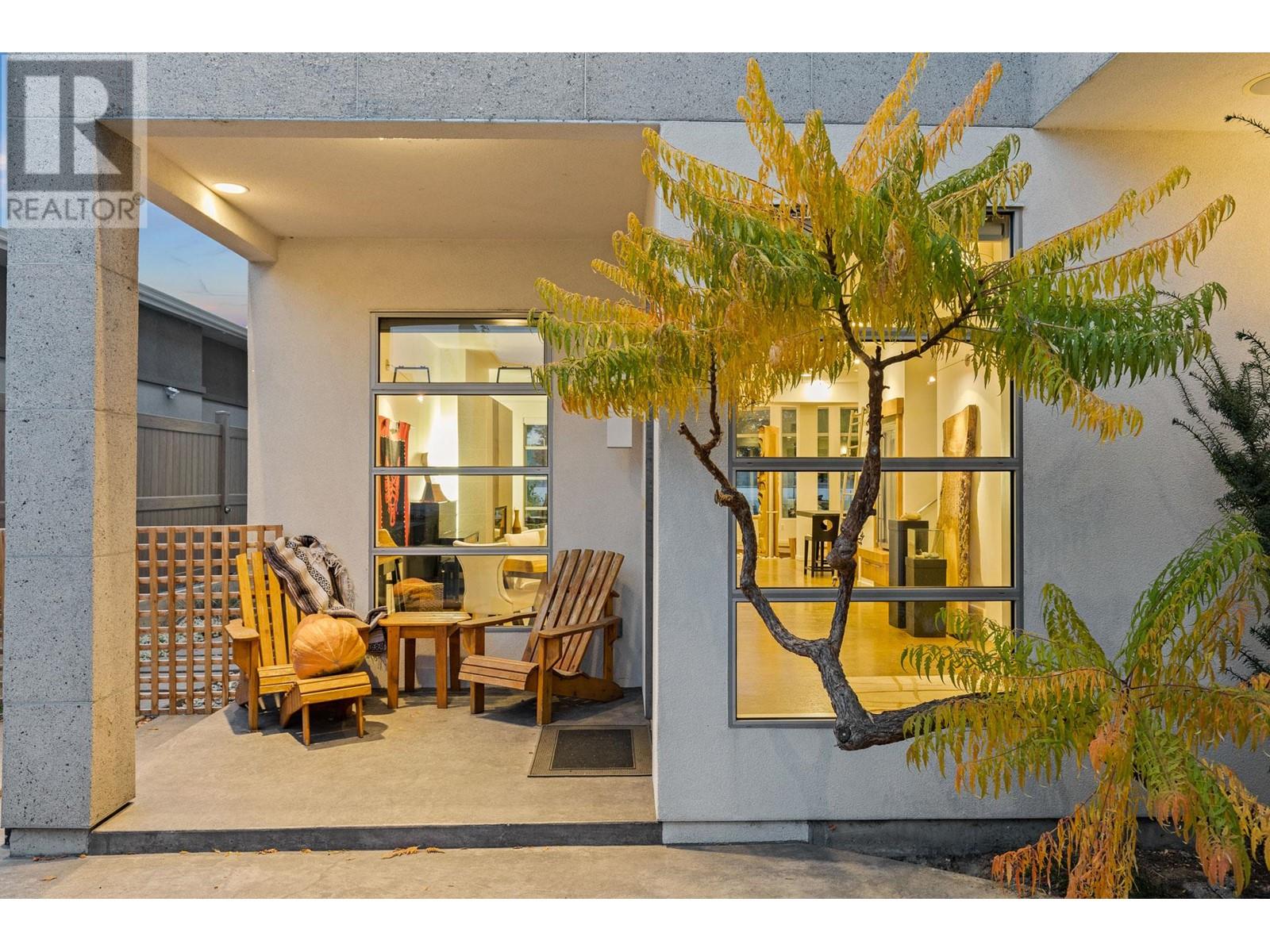 Property at 976 Manhattan Drive image 3