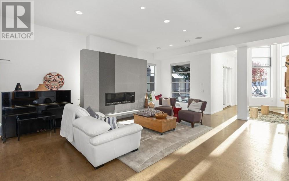 Property at 976 Manhattan Drive image 5