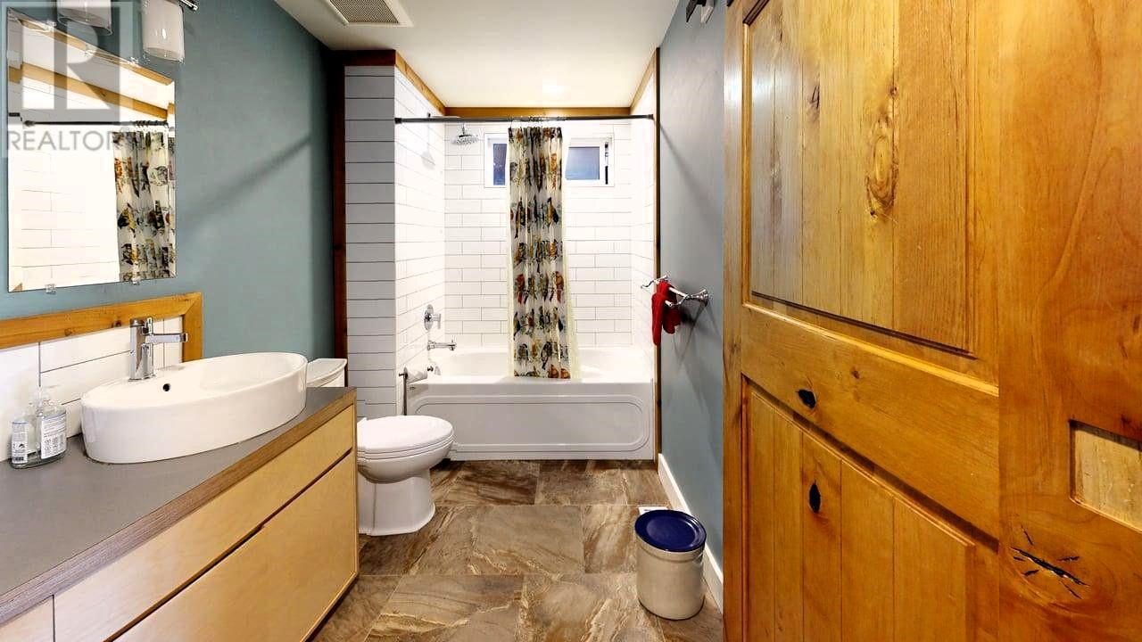 2034 Cliff Street, Rossland, BC V0G1Y0