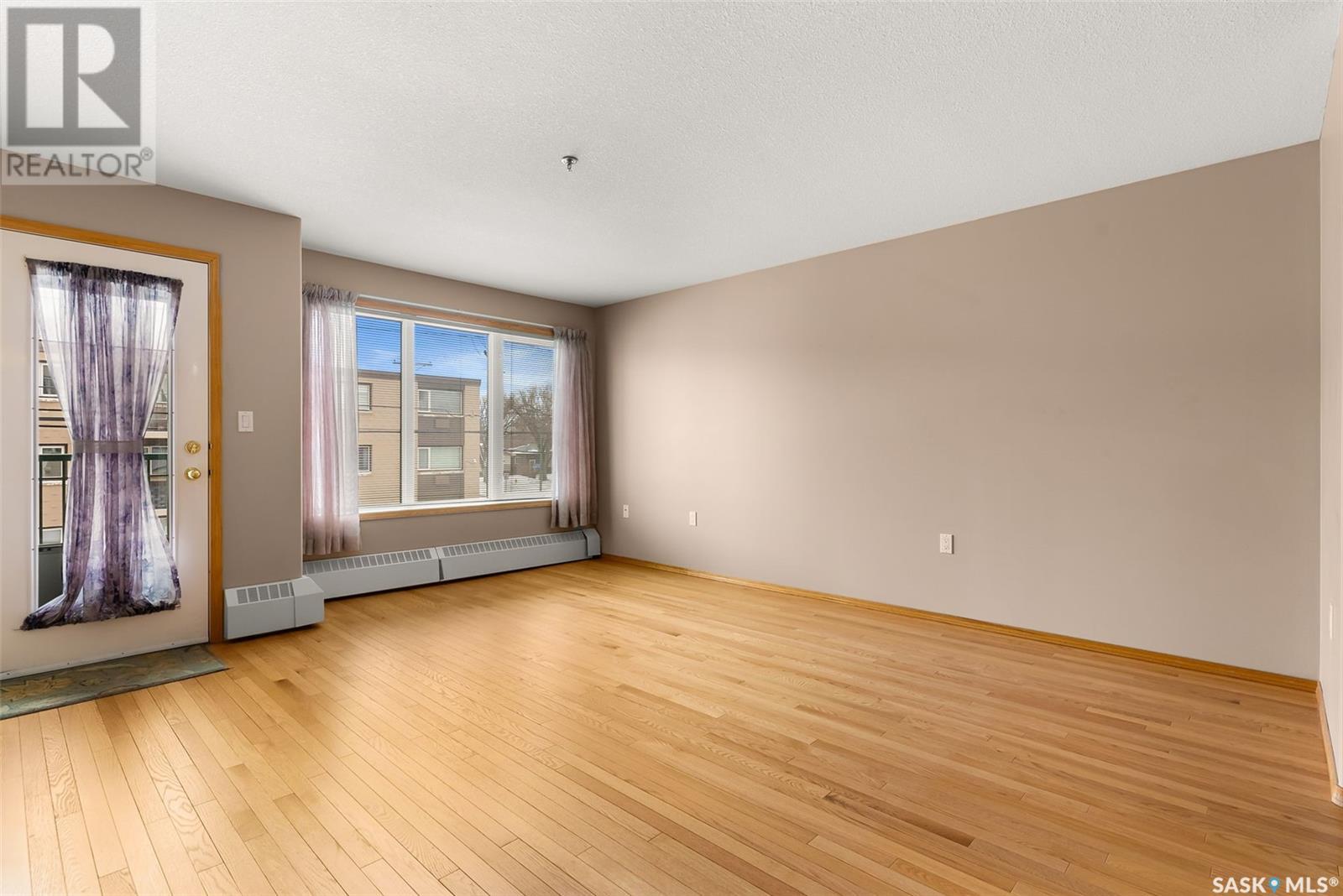 Property at 204 205 MCINTYRE STREET N image 5