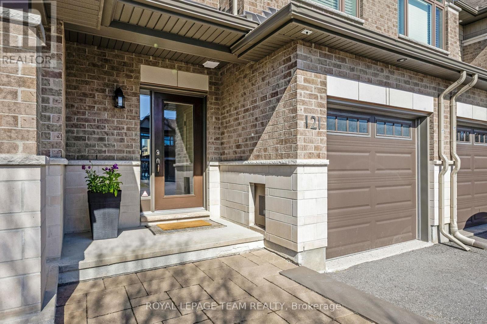 121 Woodhurst Crescent, Ottawa, Ontario  K2S 0T4 - Photo 2 - X12105171