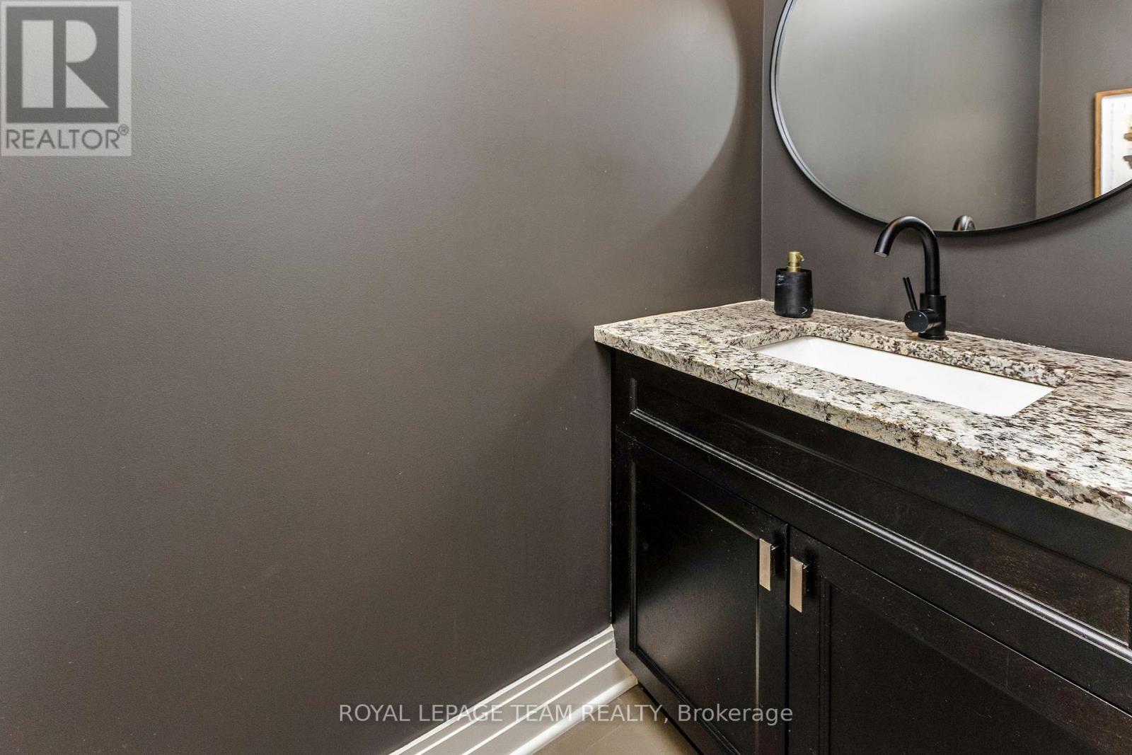 121 Woodhurst Crescent, Ottawa, Ontario  K2S 0T4 - Photo 4 - X12105171