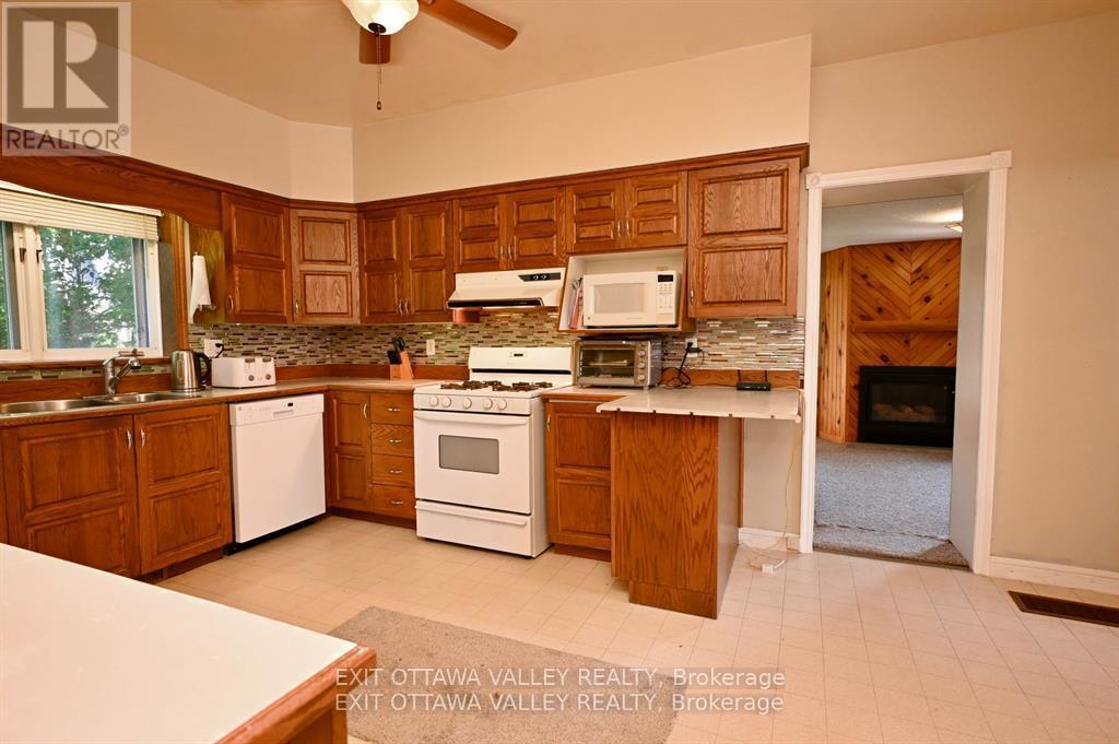 27 Meadow Street, Whitewater Region, Ontario  K0J 1K0 - Photo 9 - X12009353