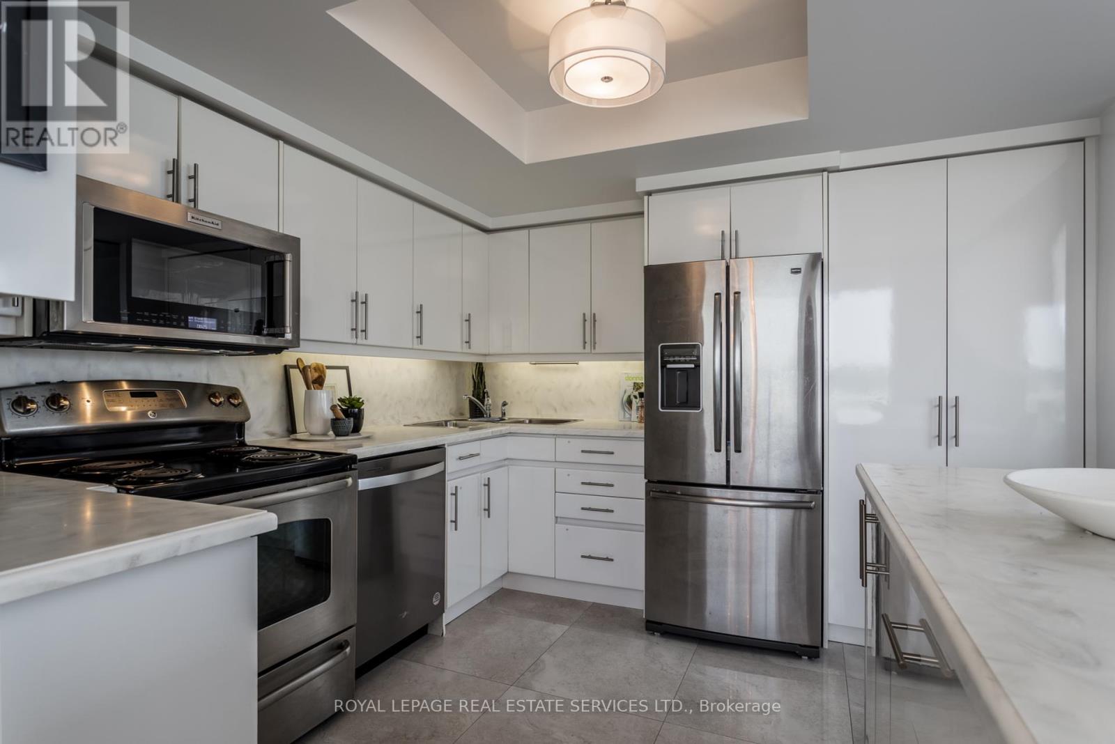 809 - 1 Palace Pier Court, Toronto, Ontario  M8V 3W9 - Photo 8 - W12105141