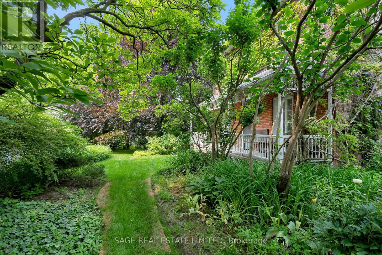 322 La Rose Avenue, Toronto, Ontario  M9P 1B9 - Photo 8 - W12105187
