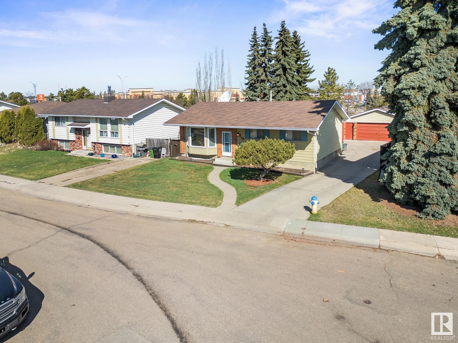 Property at 4112 136 AV NW image 2